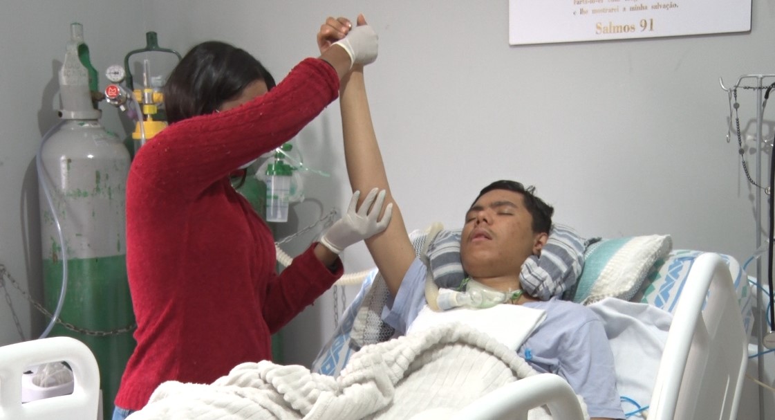 Jovem busca ajuda para recuperar movimentos após grave acidente de trânsito em Três Lagoas