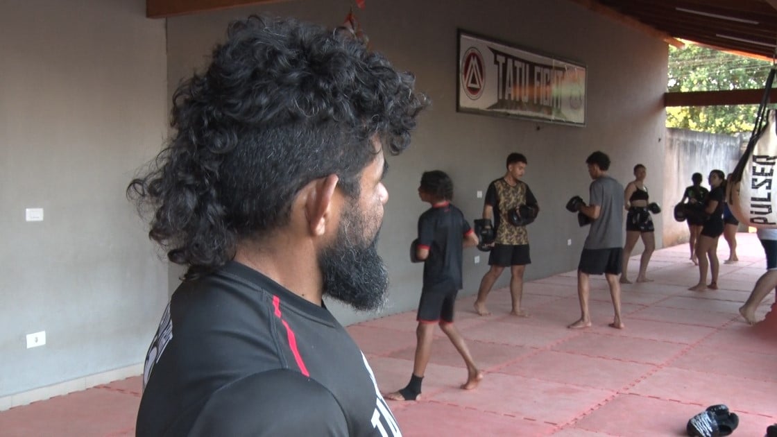 Para os interessados em conhecer e participar do projeto, o "Tatu Fight Team" representa uma oportunidade de desenvolvimento pessoal e esportivo, mostrando que o esporte, além de revelar talentos, constrói futuros promissores. Foto: Reprodução/TVC HD.