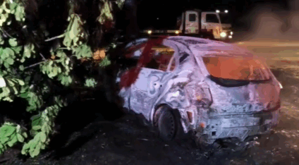 Com o impacto o veículo pegou fogo e ficou totalmente destruído. / Foto: Reprodução/Sidinei Bronka/Redes Sociais