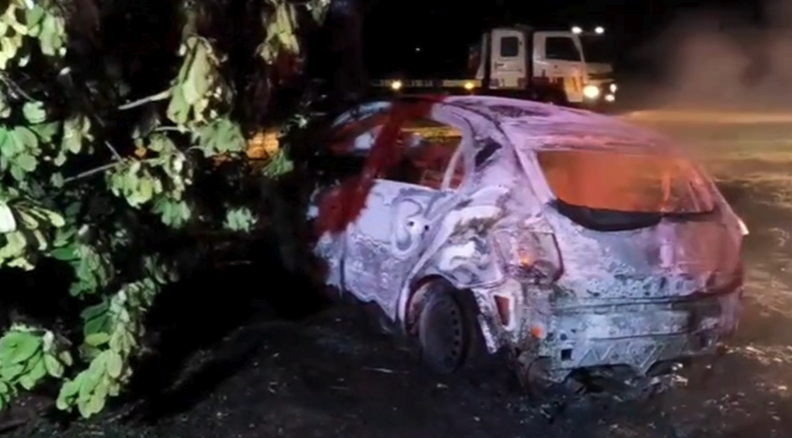 Com o impacto o veículo pegou fogo e ficou totalmente destruído. / Foto: Reprodução/Sidinei Bronka/Redes Sociais