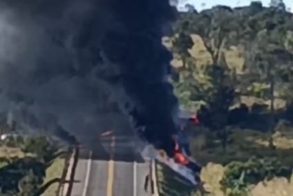 Acidente na BR-163 interditou o trânsito na rodovia - Foto: Das Ruas
