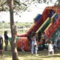 Parquinho da Lagoa Maior é interditado e brinquedos infláveis são instalados