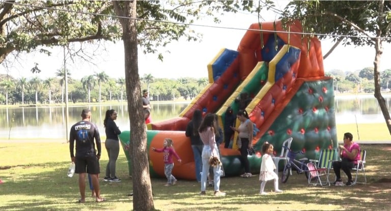Parquinho da Lagoa Maior é interditado e brinquedos infláveis são instalados
