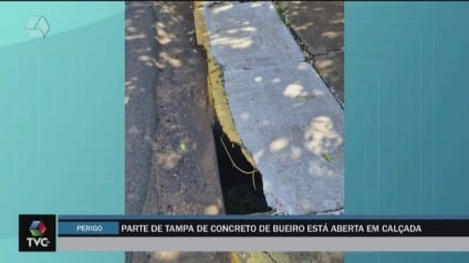 TVC na Rua: parte da tampa de concreto de bueiro está aberta na calçada em cruzamento de Três Lagoas