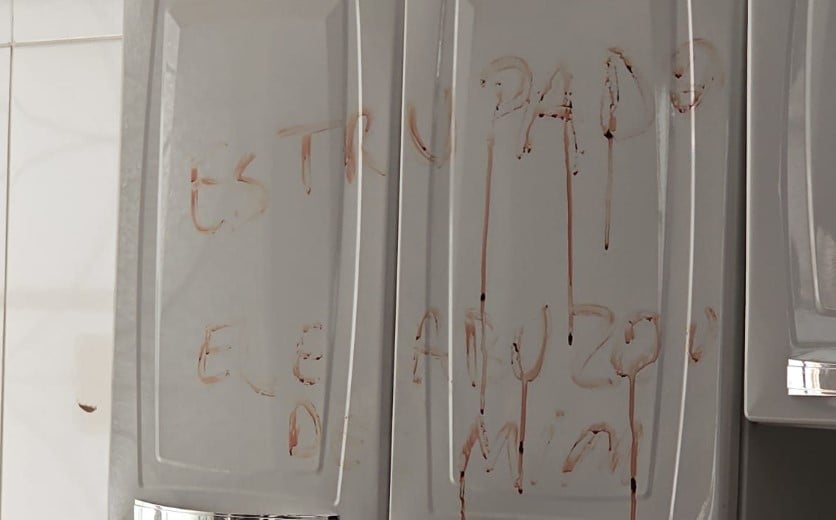 Homem teria escrito frases nas paredes com o sangue da vítima - Foto: Reprodução/ PCMS
