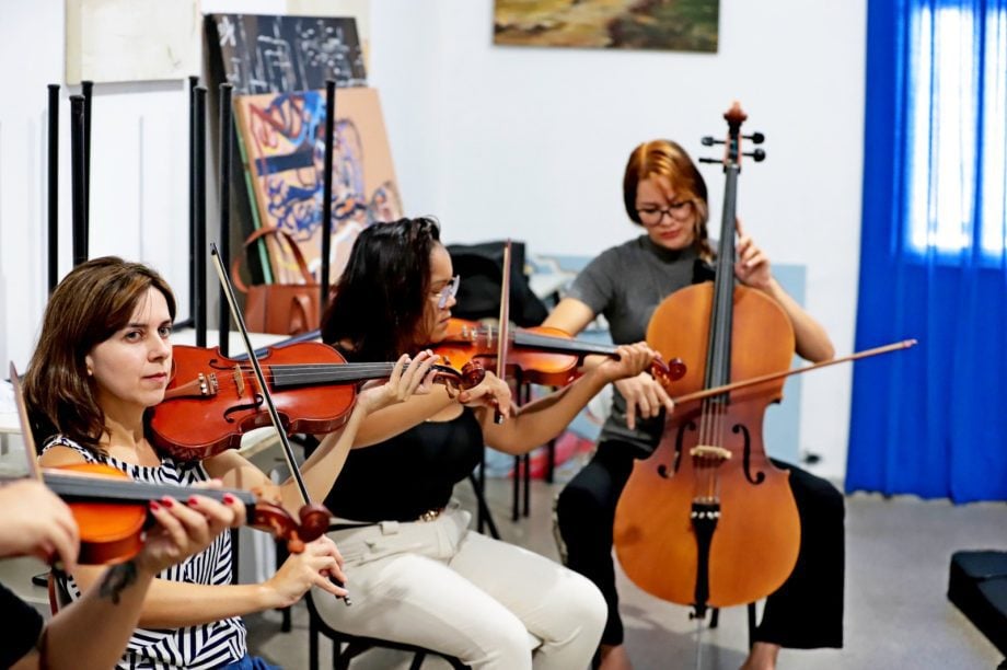 O recesso abrange uma ampla gama de atividades artísticas e culturais, incluindo cursos de artes, coral, dança, desenho, música e teatro. Foto: Divulgação.