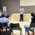 Deputado Roberto Hashioka durante reunião com lideranças locais em Paranaíba, onde discutiu demandas sociais e o cenário político para 2026