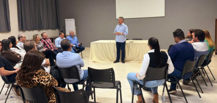 Deputado Roberto Hashioka durante reunião com lideranças locais em Paranaíba, onde discutiu demandas sociais e o cenário político para 2026