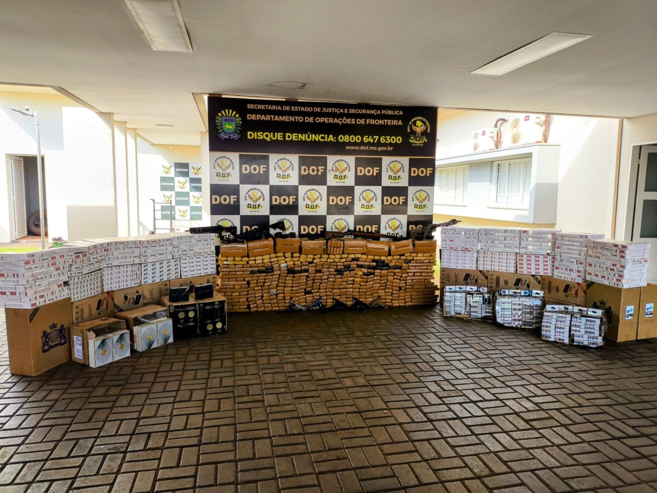 Os materiais apreendidos e os veículos foram avaliados em aproximadamente R$ 1,4 milhão. Tudo foi encaminhado, juntamente com os autores, à Defron em Dourados. (Divulgação/DOF)
