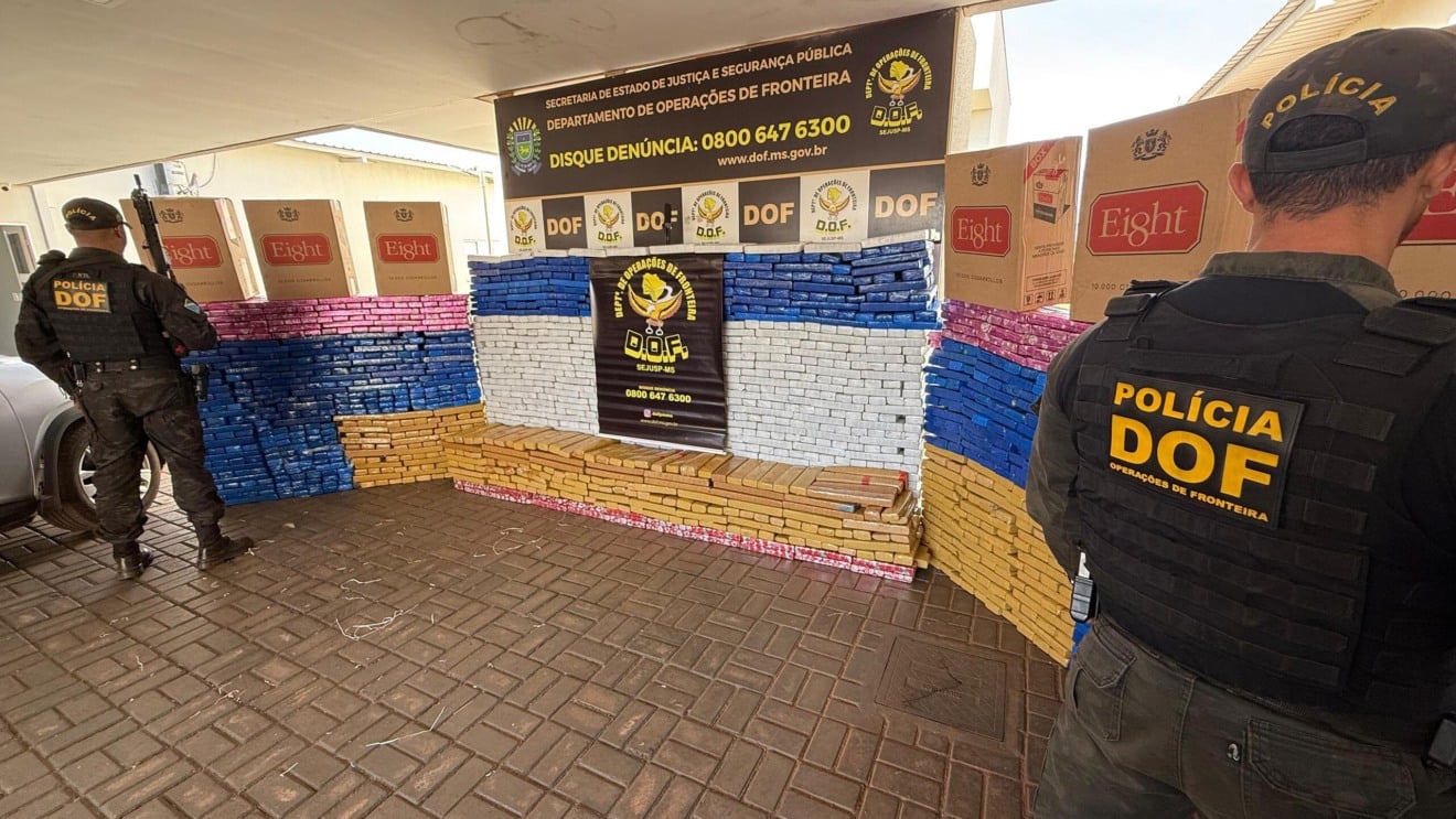 A carga está avaliada em aproximadamente R$ 8,6 milhões. Todo o material apreendido foi encaminhado à sede da Defron em Dourados. (Foto: Divulgação/DOF)