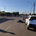 Colisão frontal entre carro e moto deixa pessoa ferida no bairro Jardim Morumbi