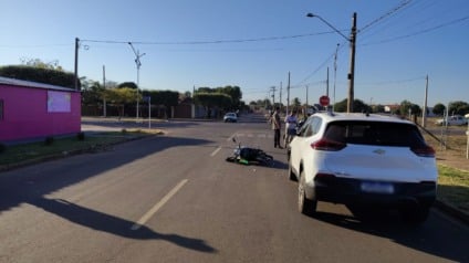 Colisão frontal entre carro e moto deixa pessoa ferida no bairro Jardim Morumbi
