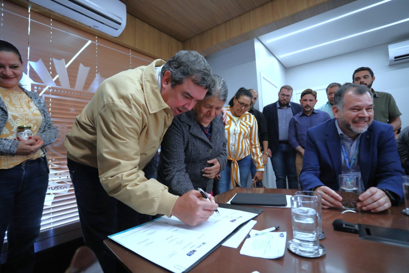 Governador assinou os novos contratos de habitação nesta segunda - Foto: Saul Schramm/Secom Governador assinou os novos contratos de habitação nesta segunda - Foto: Saul Schramm/Secom