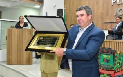 Eduardo Riedel durante a solenidade na Câmara Municipal de Paranaíba, onde recebeu o título de cidadão honorário (Foto-Parada Dez)