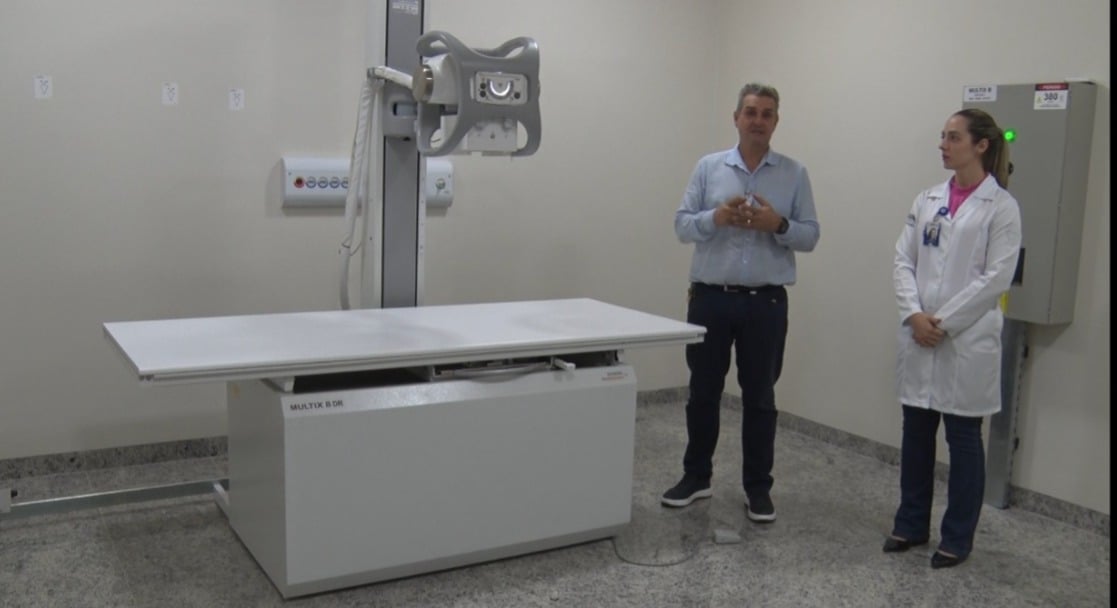 Diretor geral do Hospital Auxiliadora mostra novo aparelho de raio X digital - Foto: Reprodução TVC 