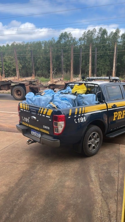 PRF apreende mais de 360 kg de drogas escondidas em carga de recicláveis na BR-262 em Três Lagoas