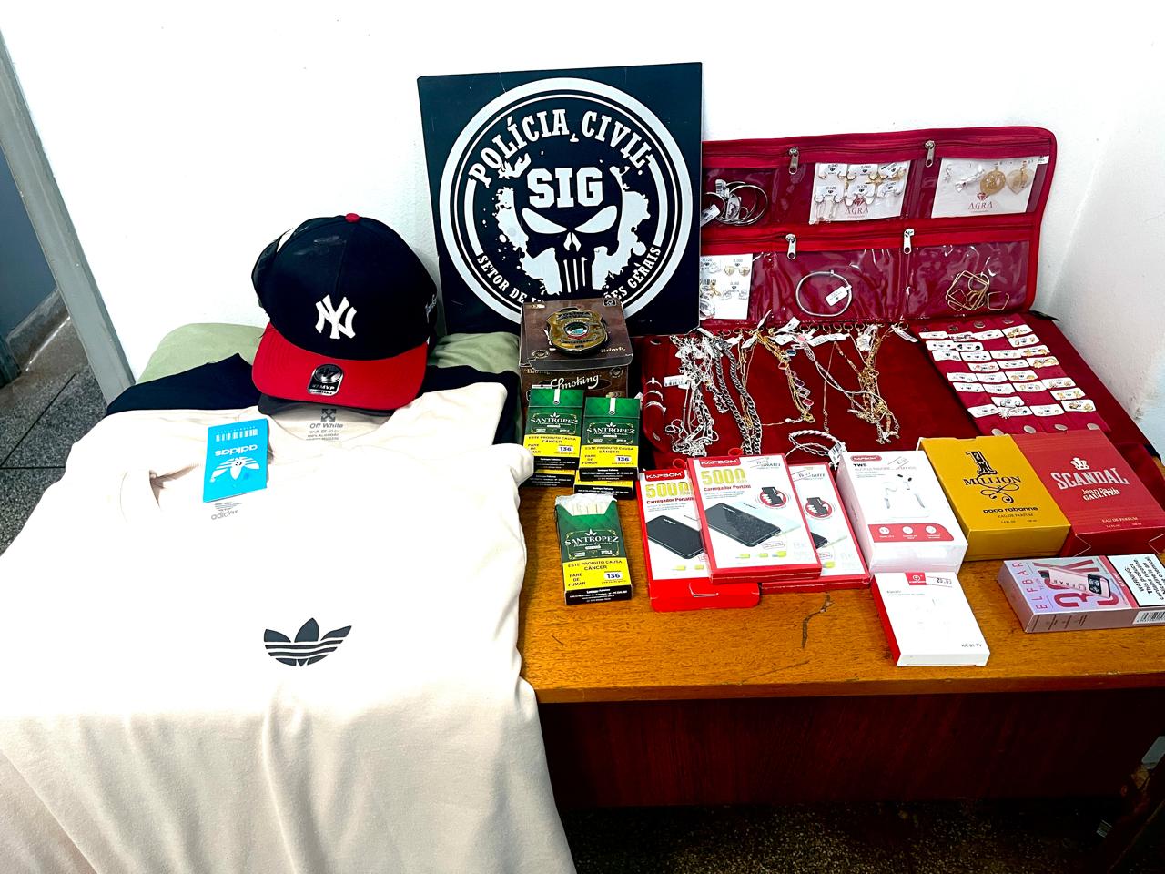 Além dos produtos roubados droga foi localizada e criminosos vão responder em liberdade devido o período de flagrante ter passado: Divulgação/Polícia Civil 