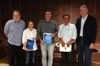 Legenda da imagem: Governador Eduardo Riedel e senadores Nelsinho Trad e Tereza Cristina alinham resposta ao tarifaço dos EUA