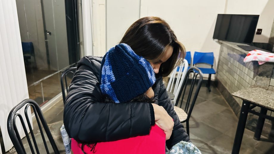 A entrega contou também com alguns agasalhos doados pela Aclams, aumentando o estoque de roupas para o frio, aquecendo ainda mais o acolhimento e garantindo maior proteção às crianças atendidas pela prefeitura. Foto: Divulgação.