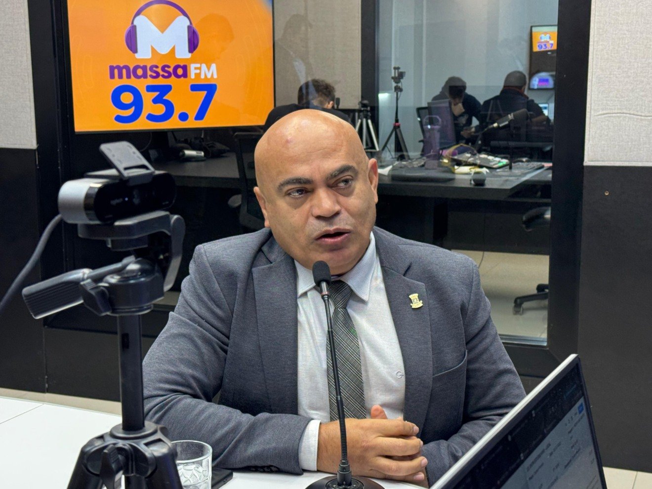 Ronilço Guerreiro nos estúdios da Massa FM Campo Grande - Foto: Adriano Hany/Portal RCN67