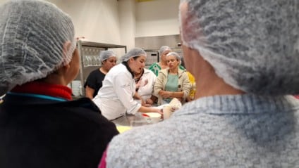 Uma turma de 20 alunos aprendeu a fazer bolos de pote em Ponta Porã - Foto: Reprodução/ Laucymara Ayala