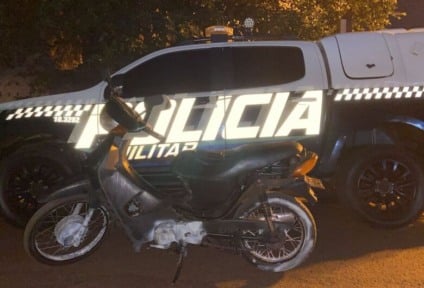 Durante a ação, segundo a polícia, um dos suspeitos transportava uma criança de dois anos em condições de risco na moto. (Foto: Divulgação PM) Durante a ação, segundo a polícia, um dos suspeitos transportava uma criança de dois anos em condições de risco na moto. (Foto: Divulgação PM)