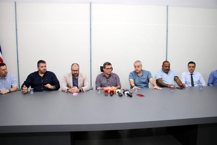 Prefeito convocou a imprensa para esclarecer detalhes do contrato. Foto: Reprodução/TVC.