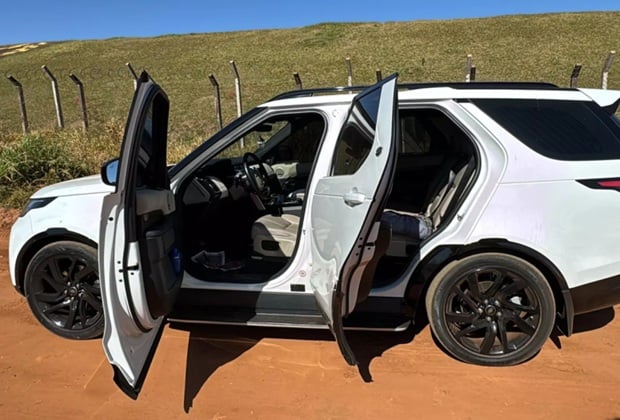 Veículo da família foi localizado horas depois, abandonado em uma estrada vicinal de Ponta Porã, sem rastros dos autores. / Foto: Divulgação