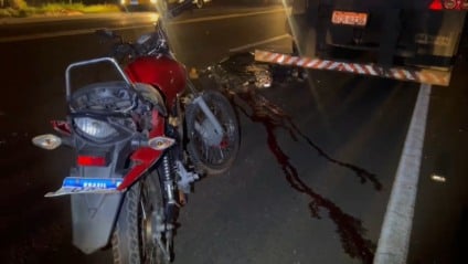 Jovem morre após colidir moto na traseira de carreta parada na BR-262, em Castilho (SP)