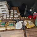 Maconha, cocaína e crack foram encontrados no imóvel - Foto: Reprodução Polícia Civil