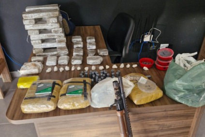 Maconha, cocaína e crack foram encontrados no imóvel - Foto: Reprodução Polícia Civil