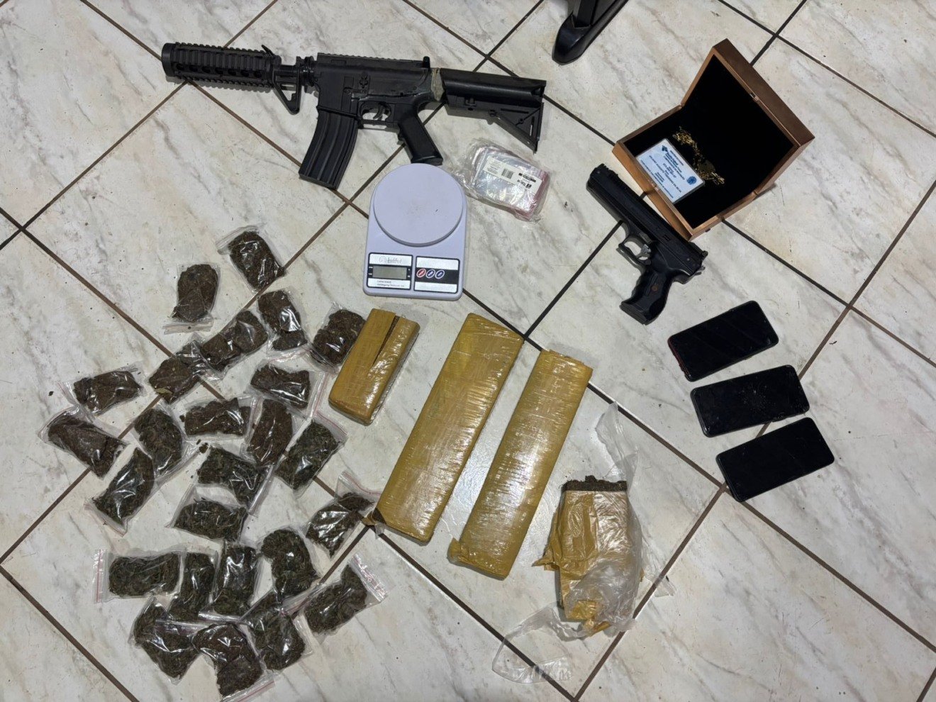 Ação cumpriu mandados de busca e resultou na apreensão de armas, cocaína e maconha - Foto: Divulgação*PCMS