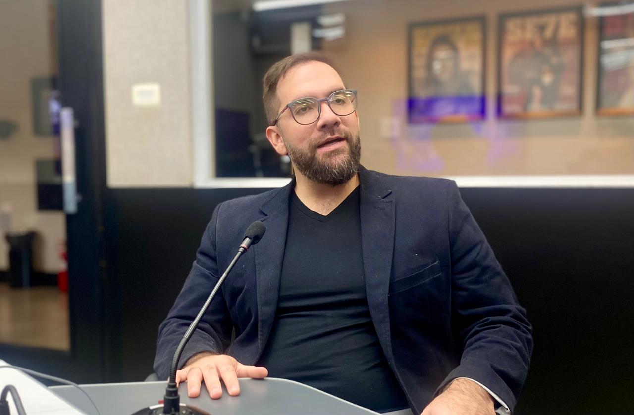 O consultor explicou que o ‘Desafio Empreendedor’ é voltado a empresários que desejam melhorar resultados ou superar dificuldades, abordando liderança, gestão financeira, números e equipe. Foto: Antônio Luiz/RCN 67.