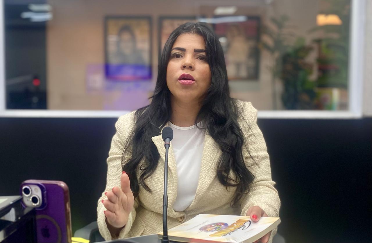 Em entrevista ao RCN Notícias, a bispa contou que o convite para participar do livro surgiu da missionária Débora Almeida, do Rio de Janeiro. Foto: Antônio Luiz/RCN 67.