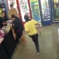 Ladrão armado com faca assalta conveniência e familiares pedem desculpas ao proprietário