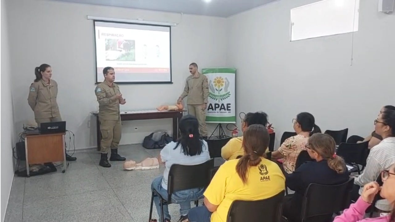 Curso de Brigada de Incêndio para colaboradores da Apae (Foto: Tony Fernando/Cultura FM)