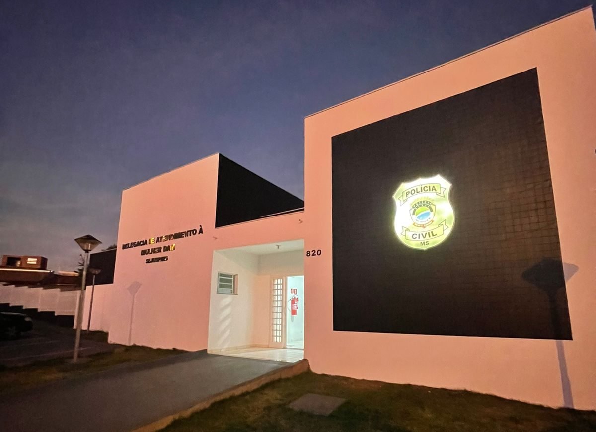 Delegacia de Atendimento à Mulher de Dourados prendeu suspeito em flagrante após denúncia.