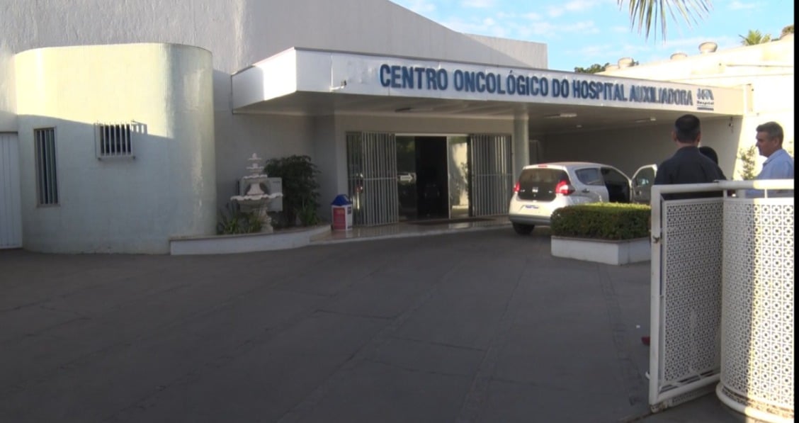 A expectativa é que, com a instalação do novo equipamento, o hospital passe a oferecer também a radioterapia, completando a linha de cuidado para pacientes oncológicos. Foto: Reprodução/TVC HD. A expectativa é que, com a instalação do novo equipamento, o hospital passe a oferecer também a radioterapia, completando a linha de cuidado para pacientes oncológicos. Foto: Reprodução/TVC HD.
