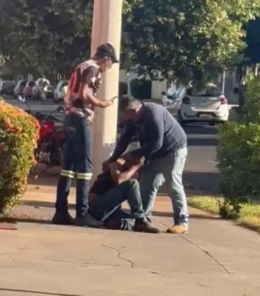 Homem é flagrado furtando desodorantes e é contido por populares em Três Lagoas