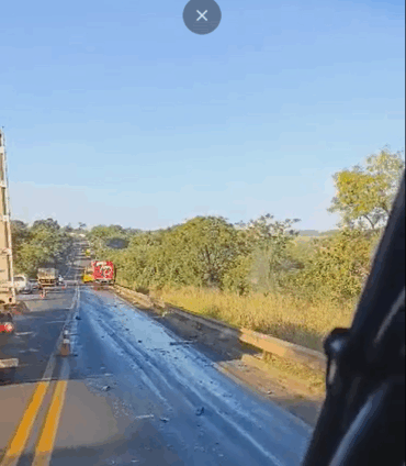O acidente teria ocorrido por volta das 5h30 e ainda não se sabe sobre a causa,  que está sendo investigada pela polícia. (Reprodução vídeo)