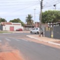 Carro invade casa no Santa Luzia e moradora cobra mais segurança em cruzamento perigoso