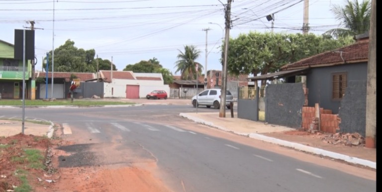 Carro invade casa no Santa Luzia e moradora cobra mais segurança em cruzamento perigoso