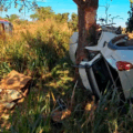 Veículo destruído após colisão com árvore em estrada rural de Miranda