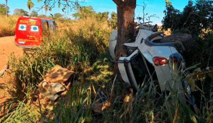 Veículo destruído após colisão com árvore em estrada rural de Miranda