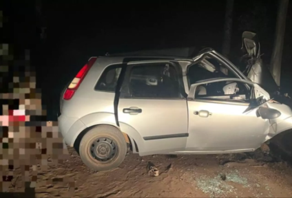 Carro destruído após colisão com árvore em estrada rural de Taquarussu