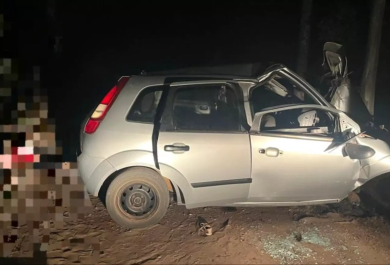 Carro destruído após colisão com árvore em estrada rural de Taquarussu Carro destruído após colisão com árvore em estrada rural de Taquarussu