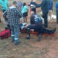Motorista é salvo por moradores após carro cair em piscinão na BR-262, em Três Lagoas