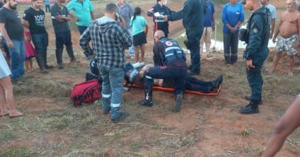Motorista é salvo por moradores após carro cair em piscinão na BR-262, em Três Lagoas