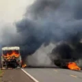 Uma carreta bitrem ficou completamente destruída após pegar fogo na rodovia MS-134, na região de Nova Andradina. (Foto: Jornal da Nova)