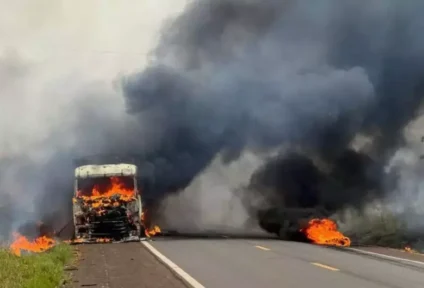Uma carreta bitrem ficou completamente destruída após pegar fogo na rodovia MS-134, na região de Nova Andradina. (Foto: Jornal da Nova)